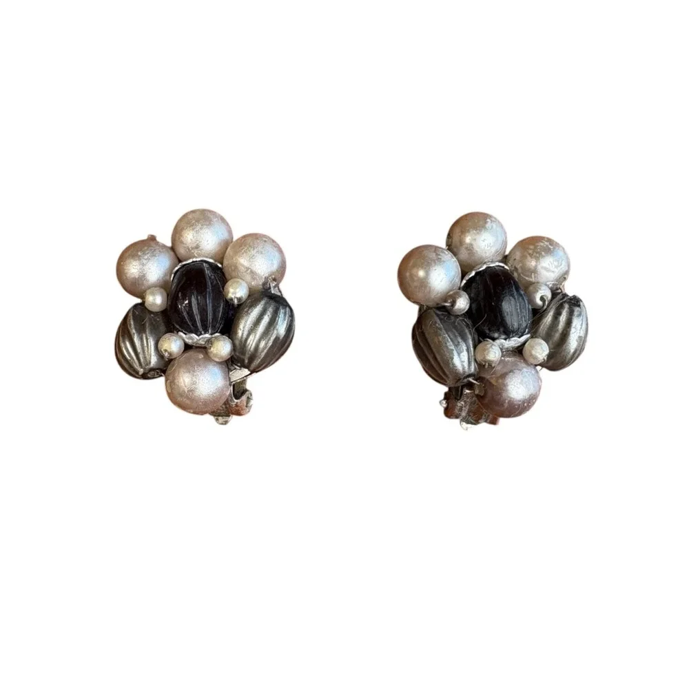 Vintage Cluster Bead Clip On Earrings Mid-Century Jewelry Hong Kong Black Gray‎ - Picture 2 of 4